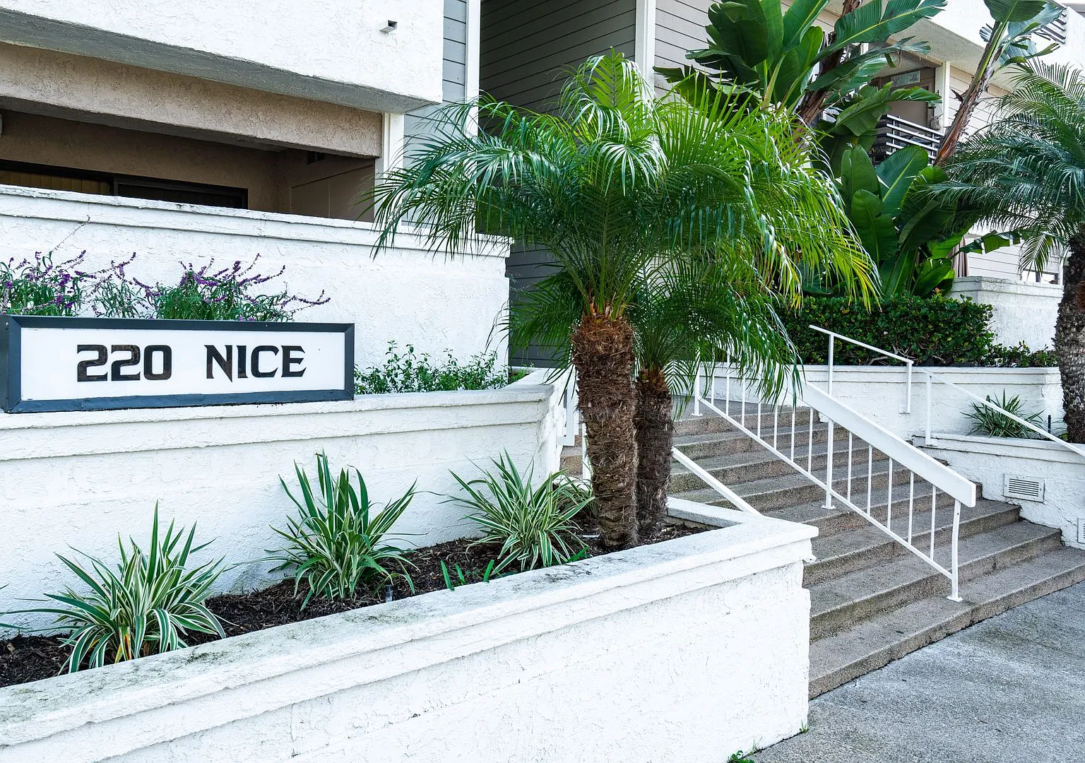 Spacious 2 BD/ 2 BA Villa Balboa Condo — Photo 1