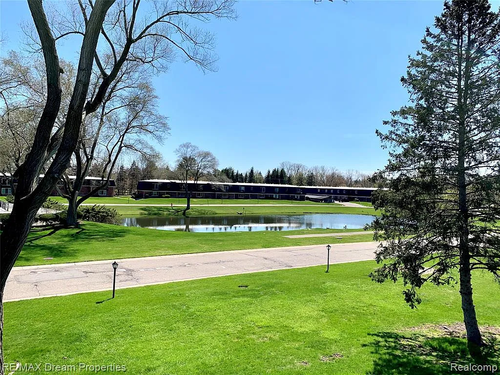 1870 Colonial Village Way APT 4 photo 1