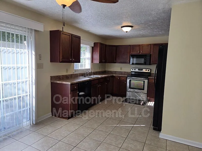3 bed, 1.5 bath, 1550 sqft, $1,595 — Photo 4