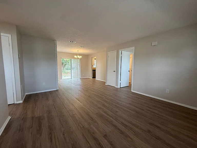 1383 Providence Blvd — Photo 4
