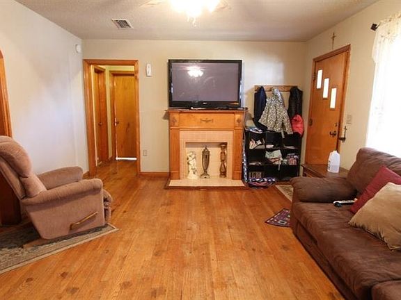 5th image of 412 Chestnut St