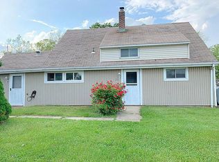 20 Redbrook Ln, Levittown, PA 19055