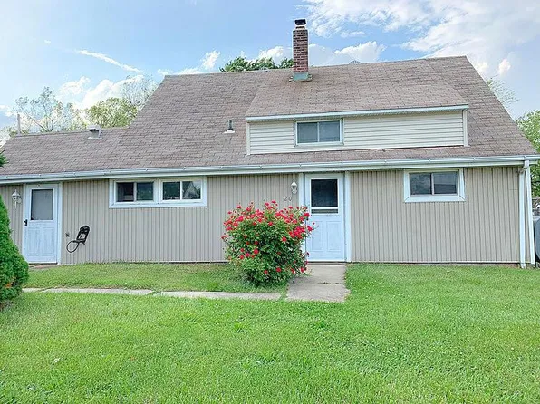 20 Redbrook Ln, Levittown, PA 19055