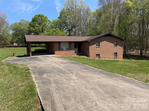 1466 Peaceful Valley Dr, Hickory, NC 28602