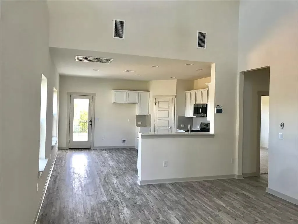 3 bed, 2.5 bath, 1813 sqft, $2,199 — Photo 3