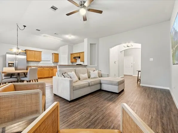 8 Shady Oak Ln, Conroe, TX 77304