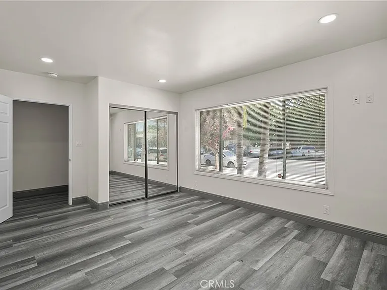 14335 Hamlin St — Photo 11