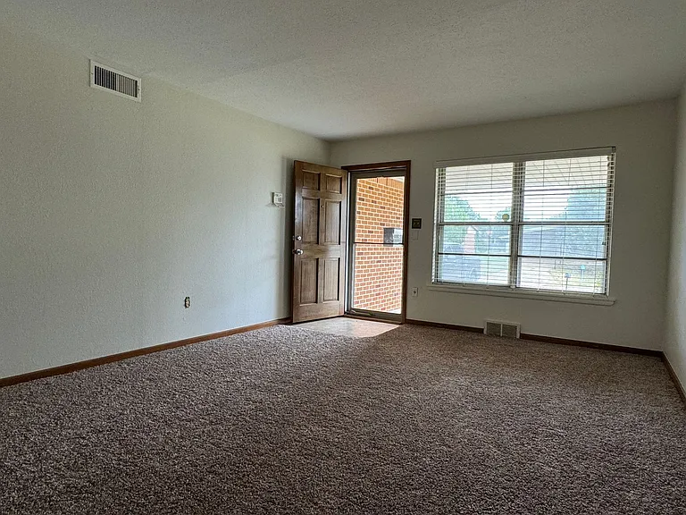 4512 NW Cheyenne Ave — Photo 2