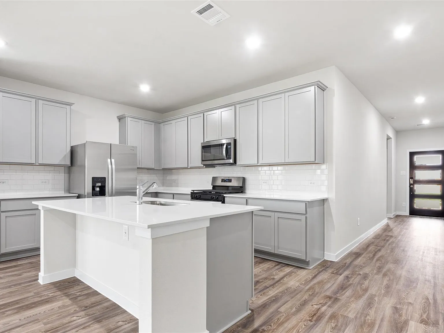 4 bed, 3.0 bath, 2012 sqft, $2,400 — Photo 3