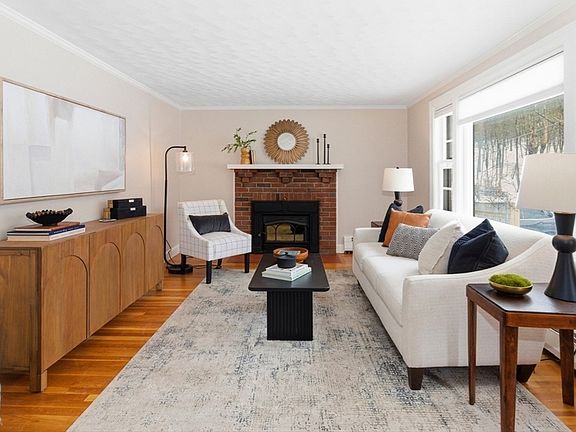 4th image of 149 Horn Pond Brook Rd