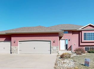 2208 S Hofstad Ave, Sioux Falls, SD 57106