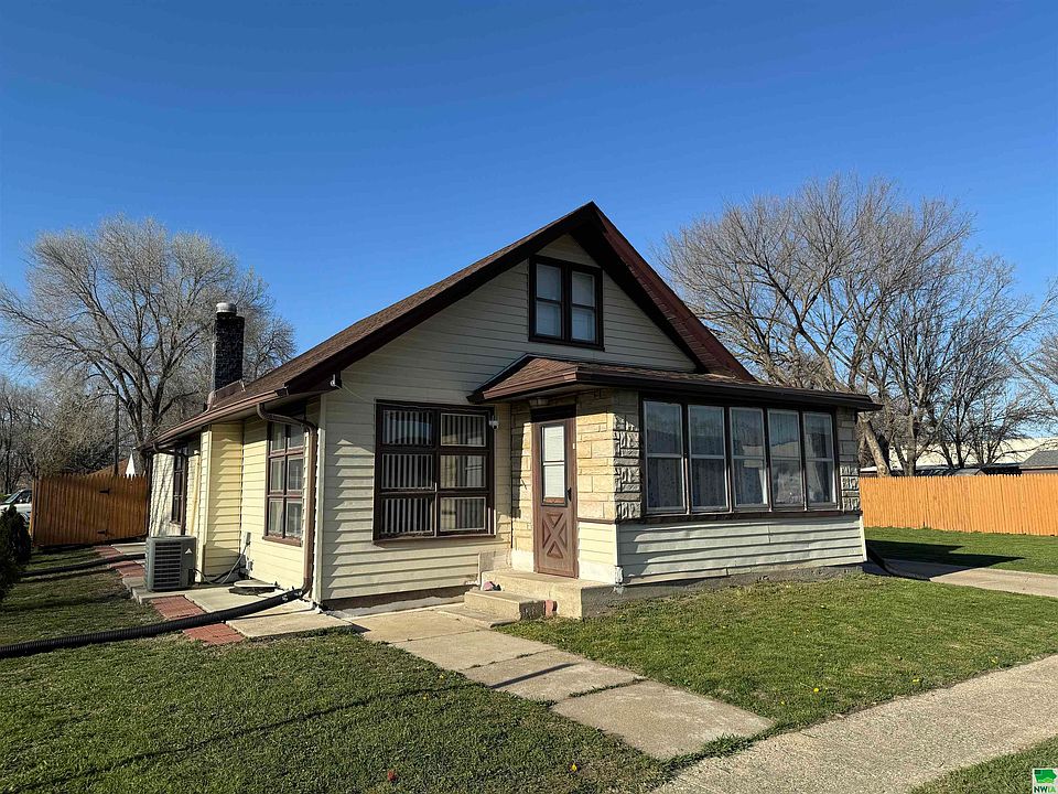 1st image of 413 E 9th St