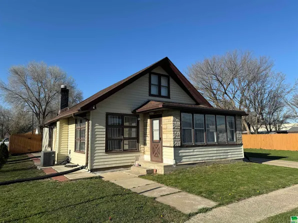 413 E 9th St, South Sioux City, NE 68776