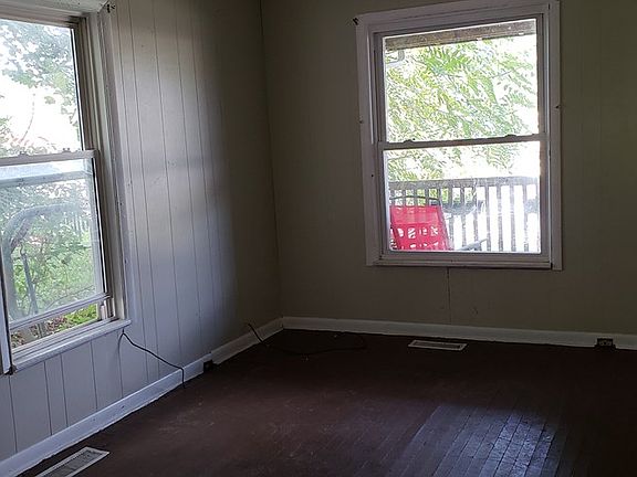 5th image of 102 East Ave