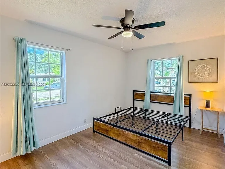 2740 Dewey St — Photo 4