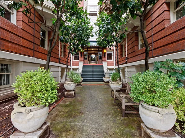 2083 NW Johnson St APT 36, Portland, OR 97209