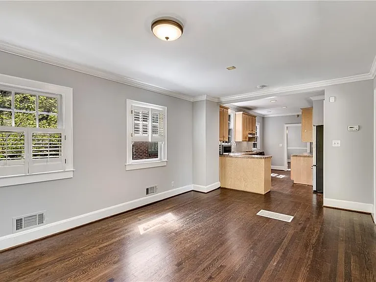 666 Yorkshire Rd NE — Photo 12
