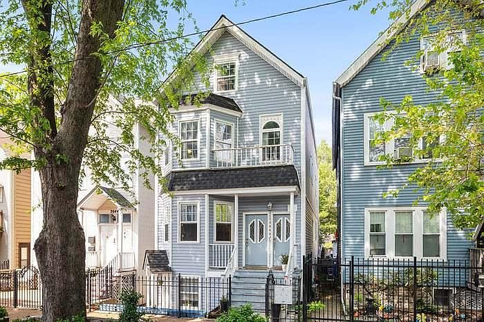 1st image of 3046 N Leavitt St #1