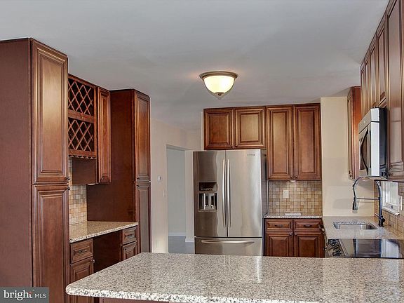 5th image of 815 Appletree Ln