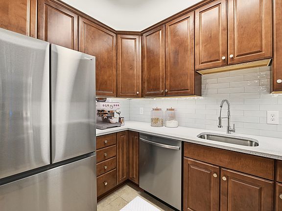2nd image of 820 S Columbus St #309