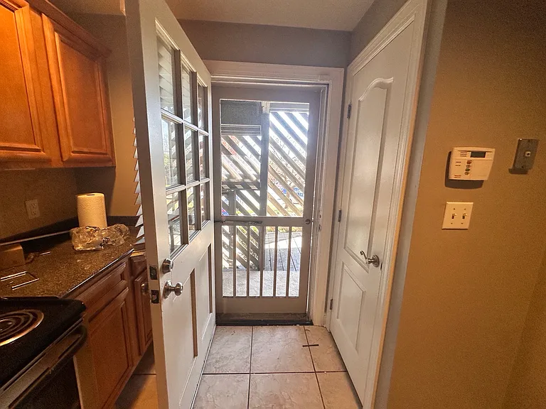324 Lindsay St — Photo 11