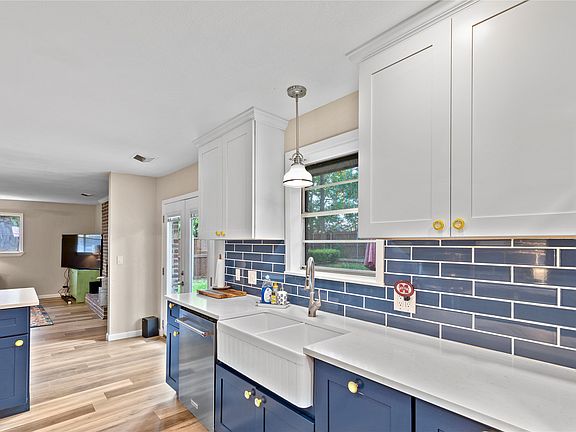 5th image of 613 Edwards Dr