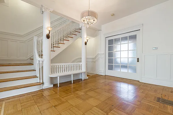 Rented by Dixon Advisory USA Inc. | media 81