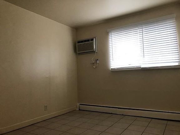 4th image of 1706 Bloomfield Ave APT 9