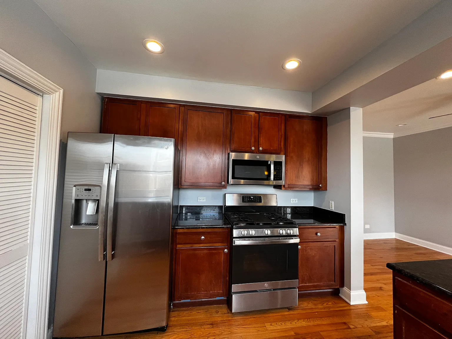 2 bed, 900 sqft, $1,800 — Photo 4