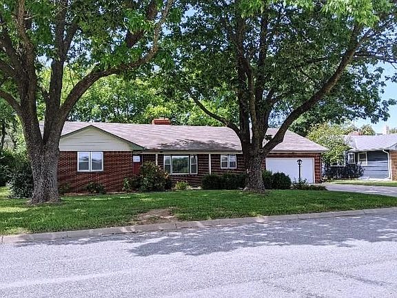 2nd image of 2501 Goerz Ave