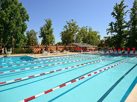 Swim Club 2 blocks away