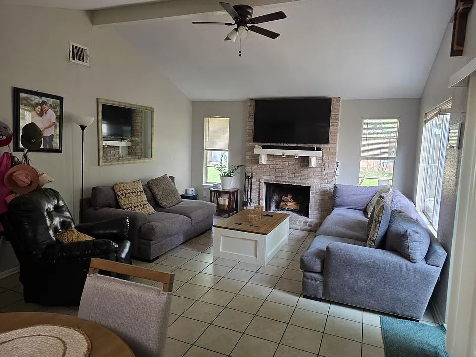 1406 Ashwood Dr