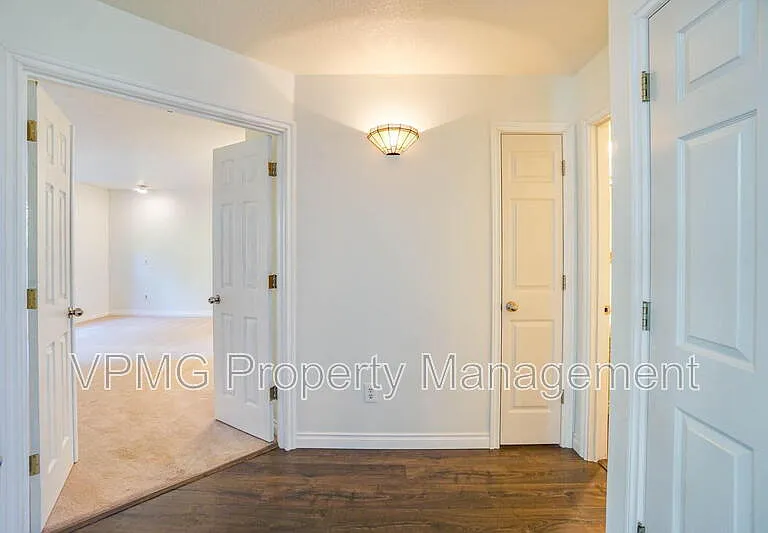 552 E 5th St — Photo 17
