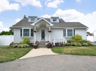 46 Pine St, Holbrook, NY 11741