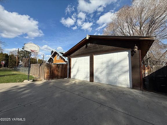 3rd image of 1706 Bonnie Doon Ave