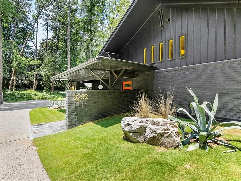 3252 W Roxboro Rd NE — Photo 2