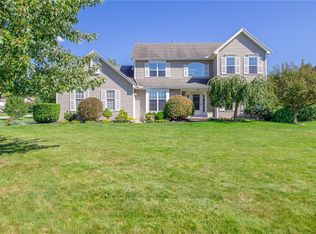 15 Fairway Xing, Pittsford, NY 14534