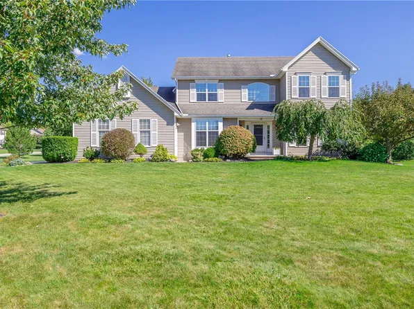 15 Fairway Xing, Pittsford, NY 14534