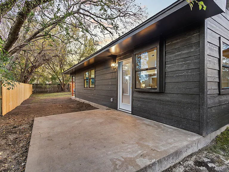 2214 Rex Cruse Dr — Photo 33