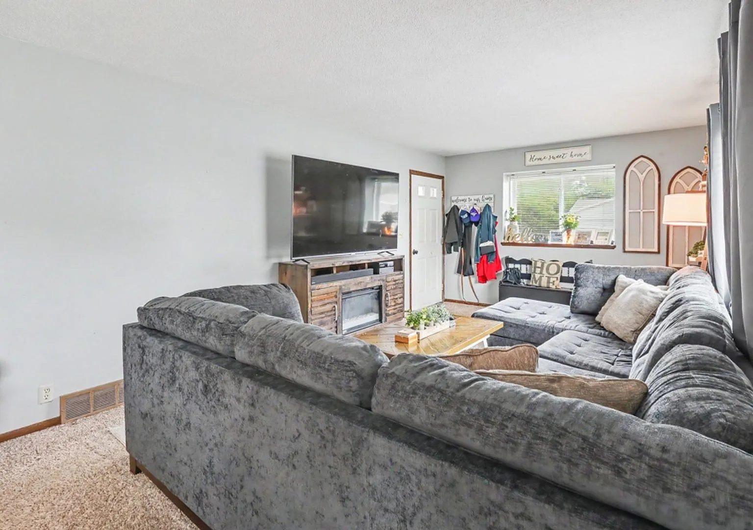 Rent: Cute 3 Bedroom Home — Photo 3