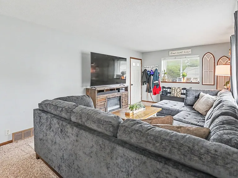 70 Brook Cir — Photo 3