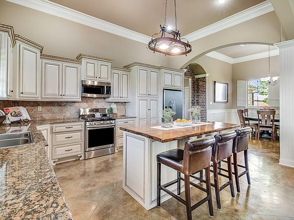 3rd image of 107 Thomas Oak Ln