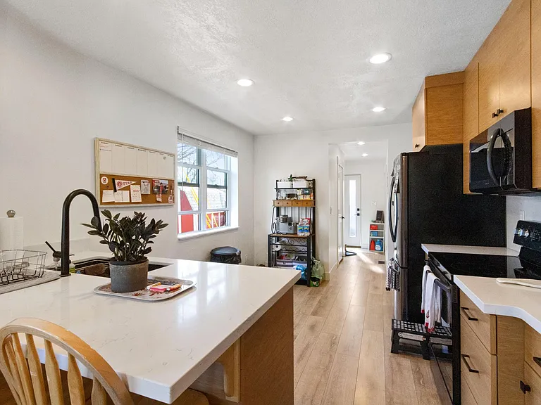 366 E Logan Ave — Photo 5