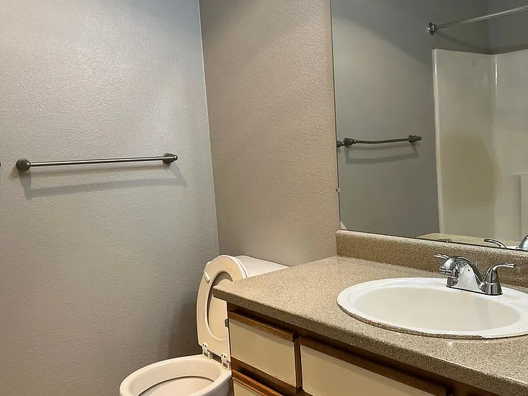Pointe West Apartments — Photo 10
