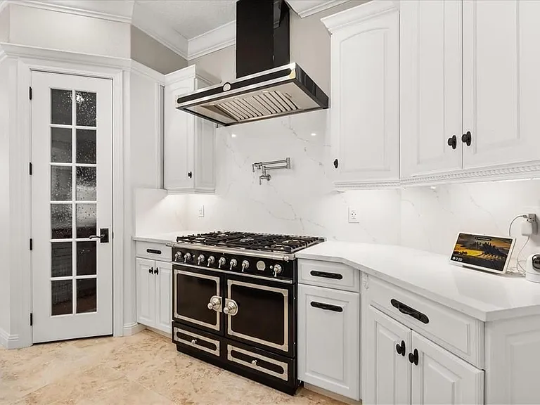 236 Acadia Ter — Photo 10