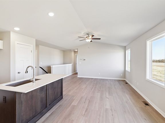 4th image of 411 NE Allison Ave