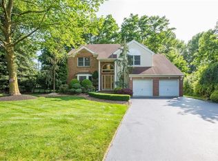 1 Kristin Ct, Manalapan, NJ 07726