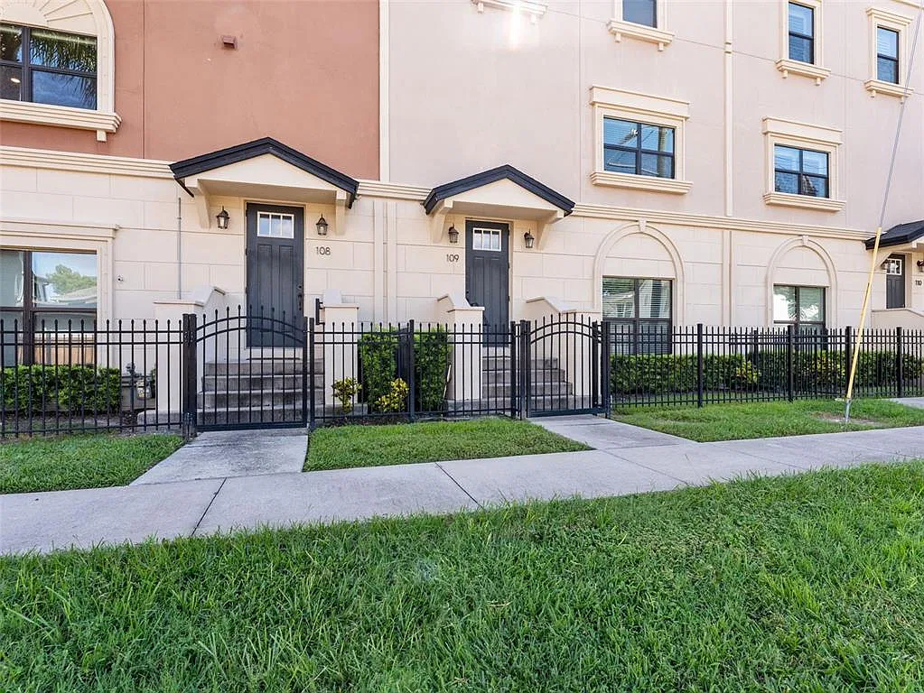 4 bed, 3.5 bath, 2210 sqft, $4,550 — Photo 2