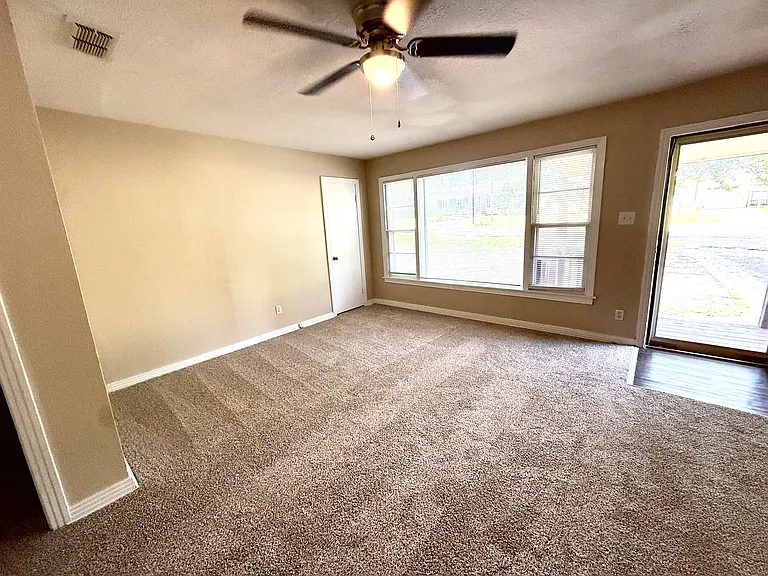 129 W Ann Dr — Photo 2