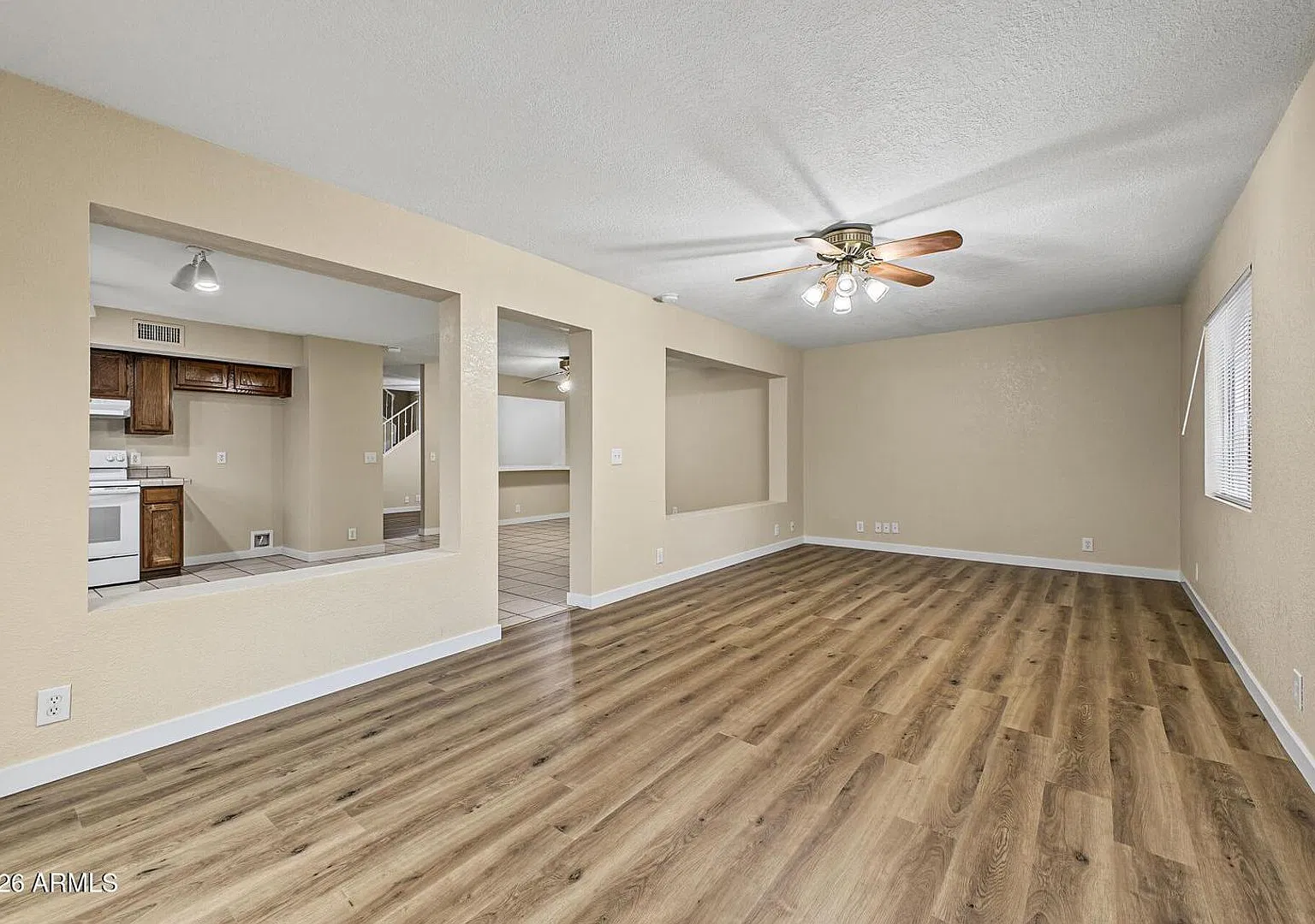 Spacious 3 bed, 2.5 bath in Glendale. — Photo 4